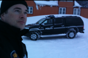 I Rigsfællesskabet har vi fælles politi. Her er Lave K. Broch i Ittoqqortoormiit (Scoresbysund) i forbindelse med en opgave for Beredskabsstyrelsen. 