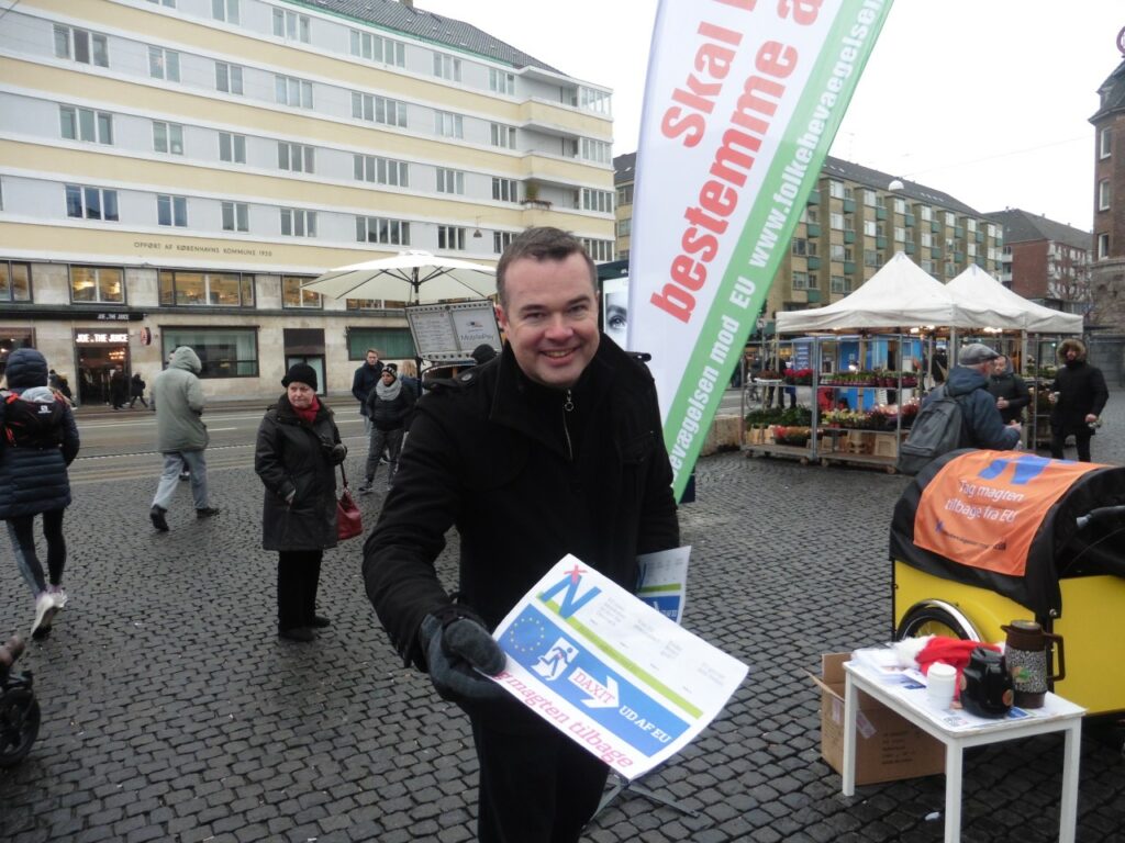 Lave K. Broch er på Christianshavn og deler materiale ud for Folkebevægelsen mod EU. 